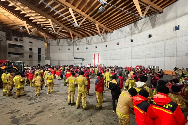 Übergabe des Friedenslichtes an die Feuerwehrjugendgruppen