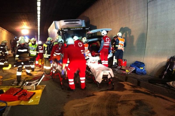 Schwerer Verkehrsunfall im Arlbergtunnel mit 6 Verletzten