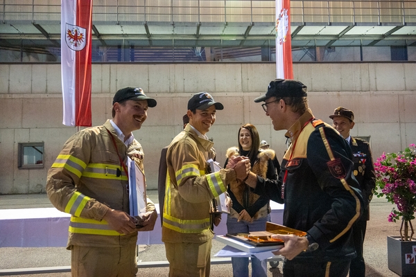 Die Teilnehmer des 30. Bewerb um das Feuerwehrleistungsabzeichen in Gold holten den Landessieg und die weiße Fahne in den Bezirk Landeck. Die Teilnehmer des 30. Bewerb um das Feuerwehrleistungsabzeichen in Gold holten den Landessieg und die weiße Fahne in den Bezirk Landeck.