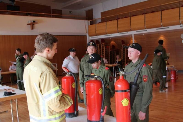 Weiße Fahne beim Wissenstest der Feuerwehr Jugend