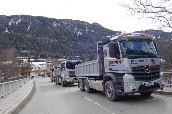 Gefahr eines großen Hangrutsches und Sperre der L19 Serfaus Landestraße.