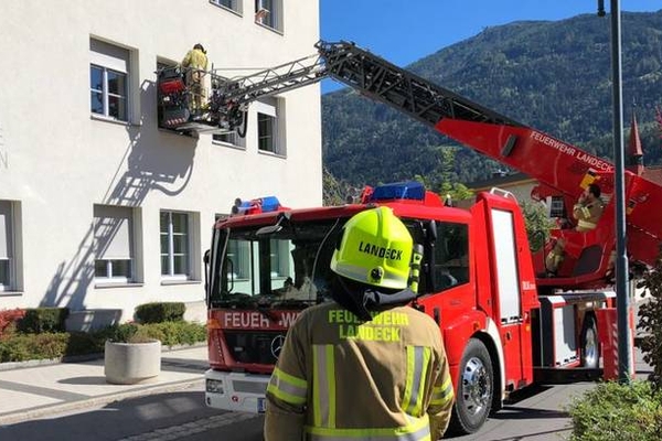 Räumung einer Volksschulklasse in Landeck