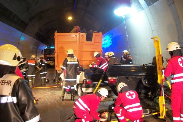 Übung der Feuerwehren Zams und Imst im Milser Tunnel