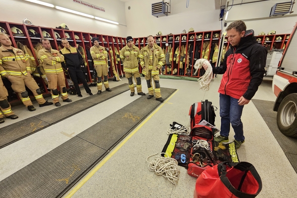 Gemeinsamer Austausch Bergrettung und Feuerwehr