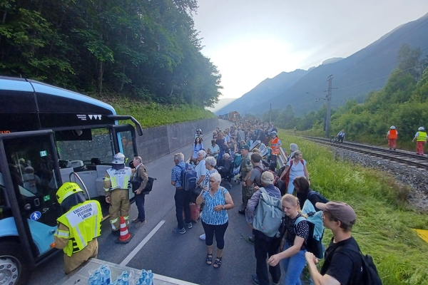 Evakuierung eines Railjet-Zuges nach Oberleitungsschaden