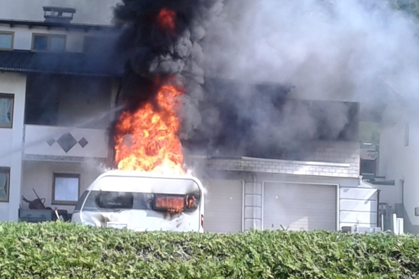 Wohnwagenbrand im Ortszentrum von Faggen