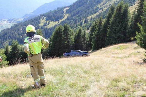 Fahrzeugabsturz im unwegsamen Gelände in Fiss