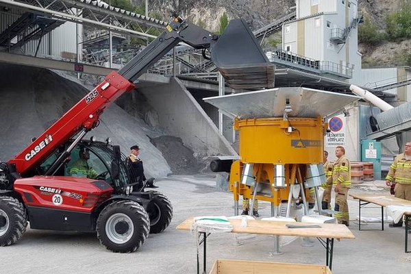 Sandsackfüllmaschine offiziell an FF Zams übergeben